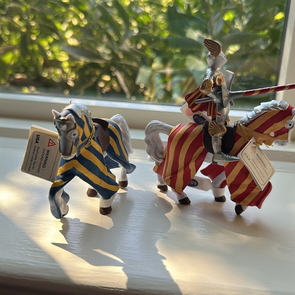 Set of 3 Papo toys -  red knight soldier, and two draped horses - Picture 6 of 7